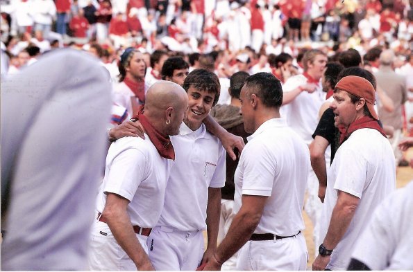 con aitor en la plaza.jpg